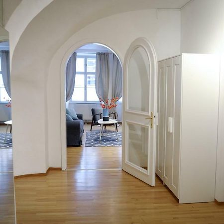 City Center Apartment Вена Экстерьер фото