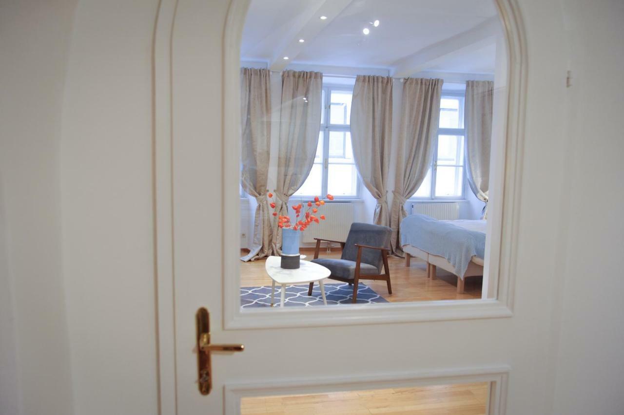 City Center Apartment Вена Экстерьер фото